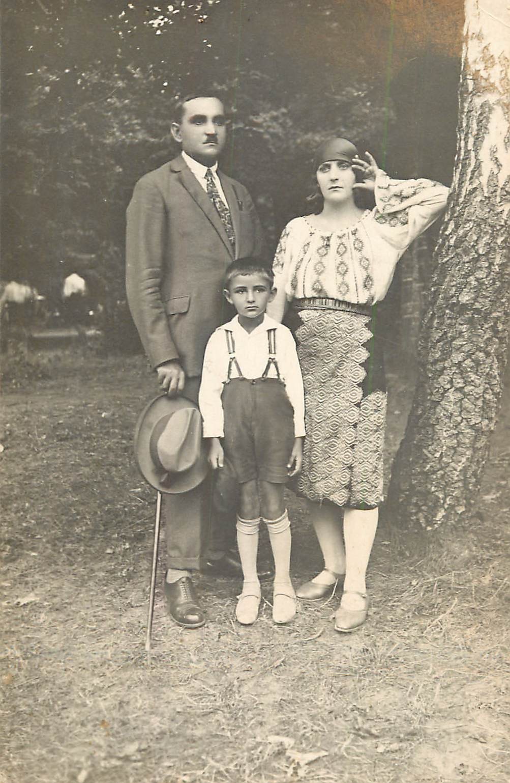 B647 Romanian Family Traditional Folk Costume Clothing Photo Postcard dated 1928