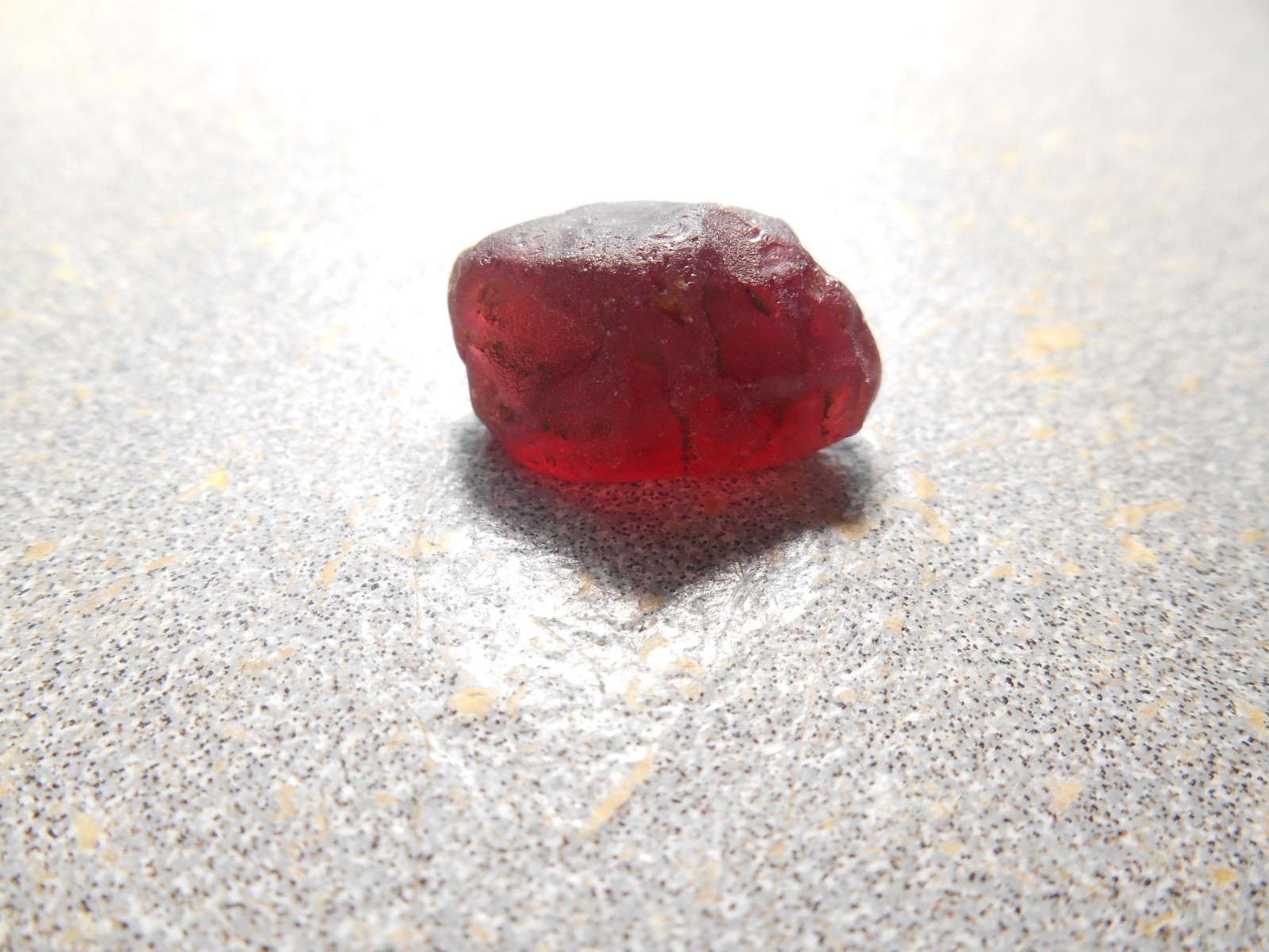 Red-pink - Malaya Garnet  faceting rough 25.8 cts. . clean. Madagascar.