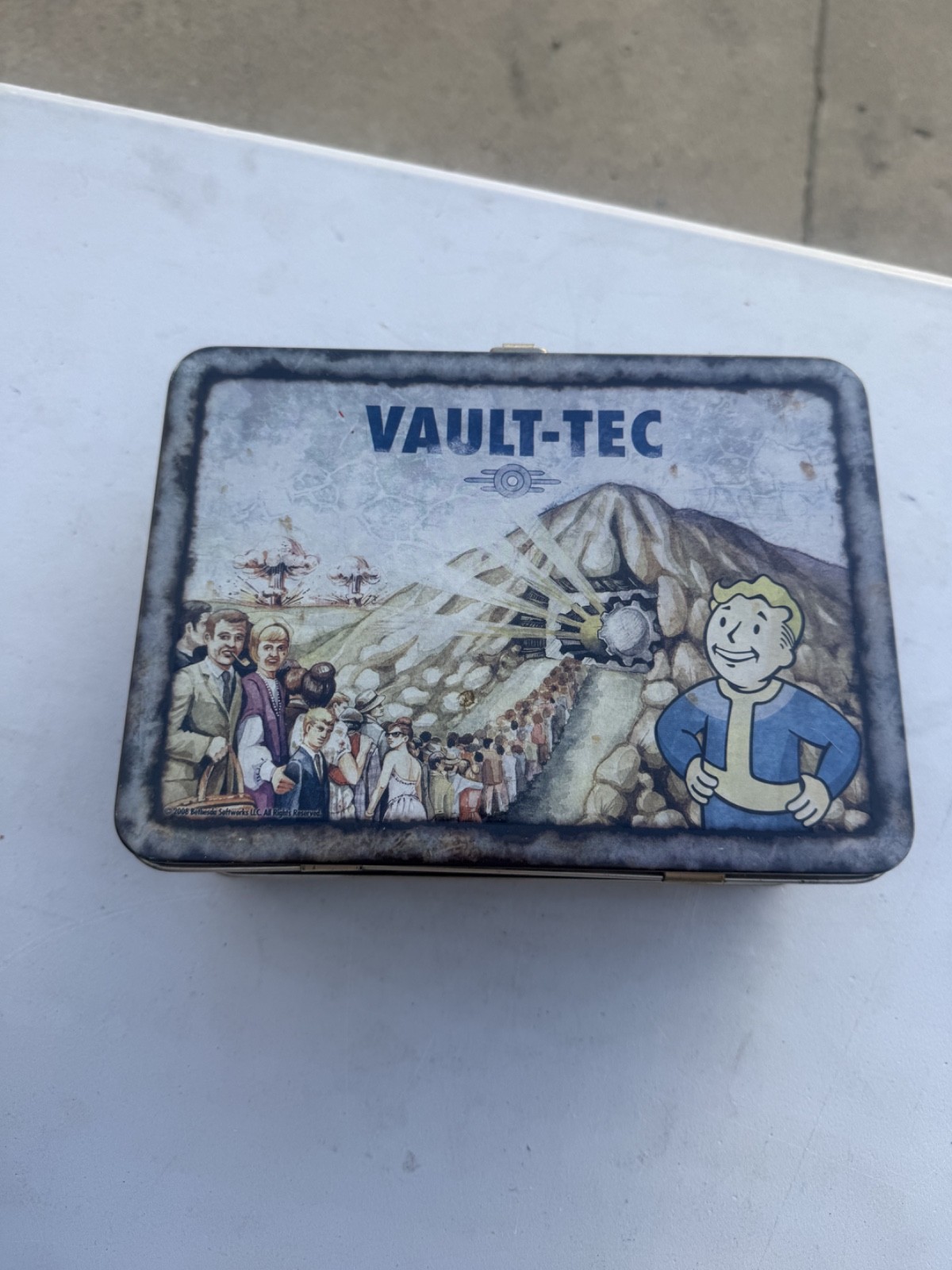 Fallout 4 Vault-Tec Weathered Tin Tote Prop Replica Metal Lunchbox z23