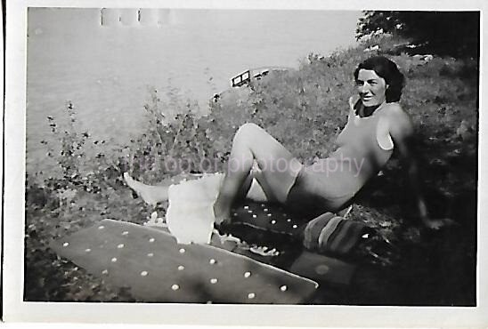 20th CENTURY WOMAN Vintage SMALL FOUND FAMILY PHOTO Original B+W 54 40 D