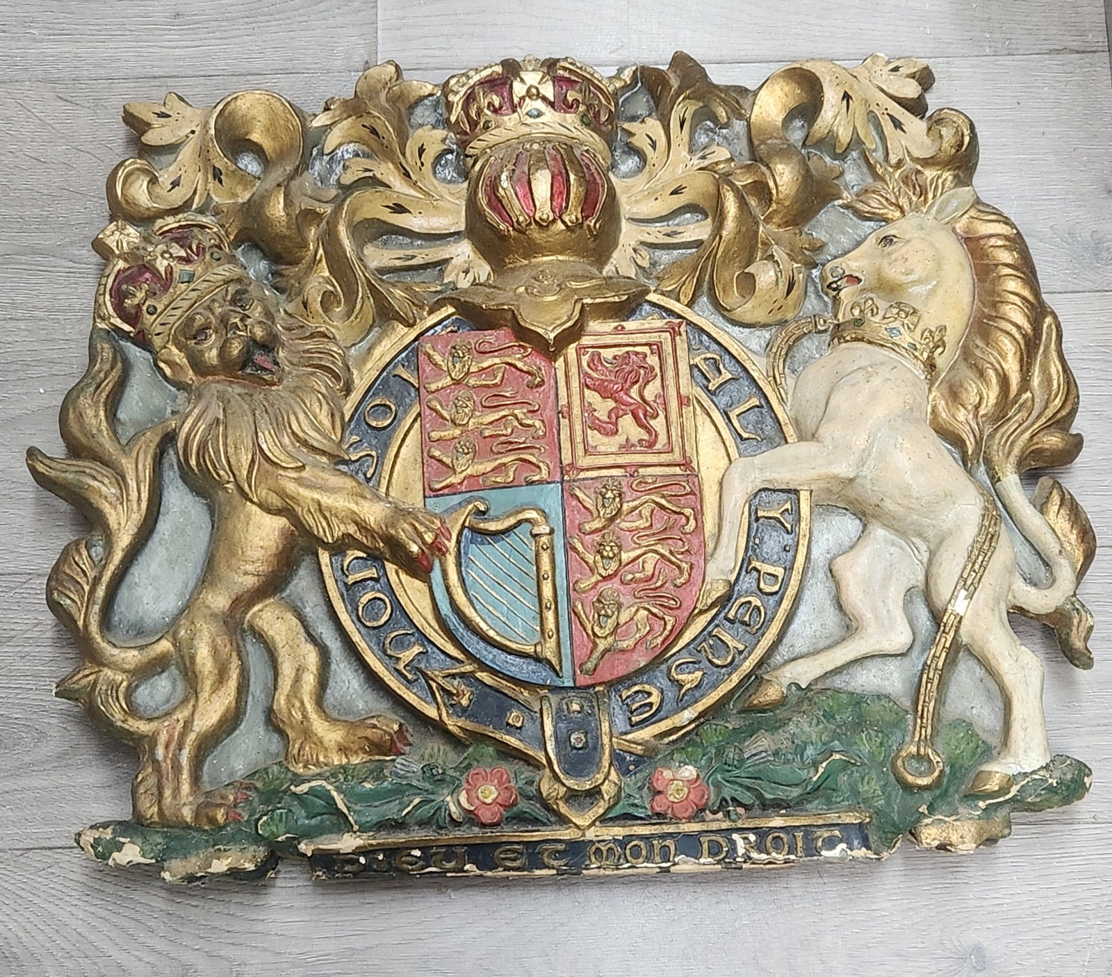 LARGE VINTAGE / ANTIQUE ROYAL CREST COAT OF ARMS BRITISH