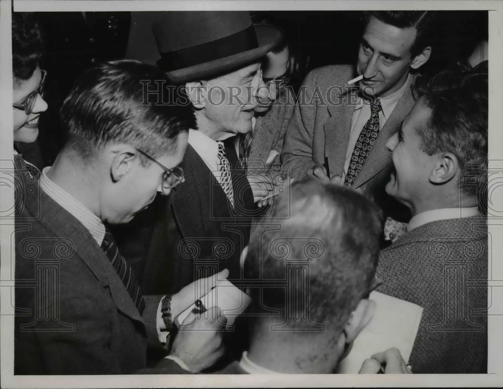 1945 Press Photo Daniel T Pierce asstto president of Sinclair Oil refinery