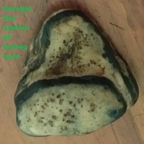 temuan alam Very unique rare amulet stone like symbol triangle all seeing eyes