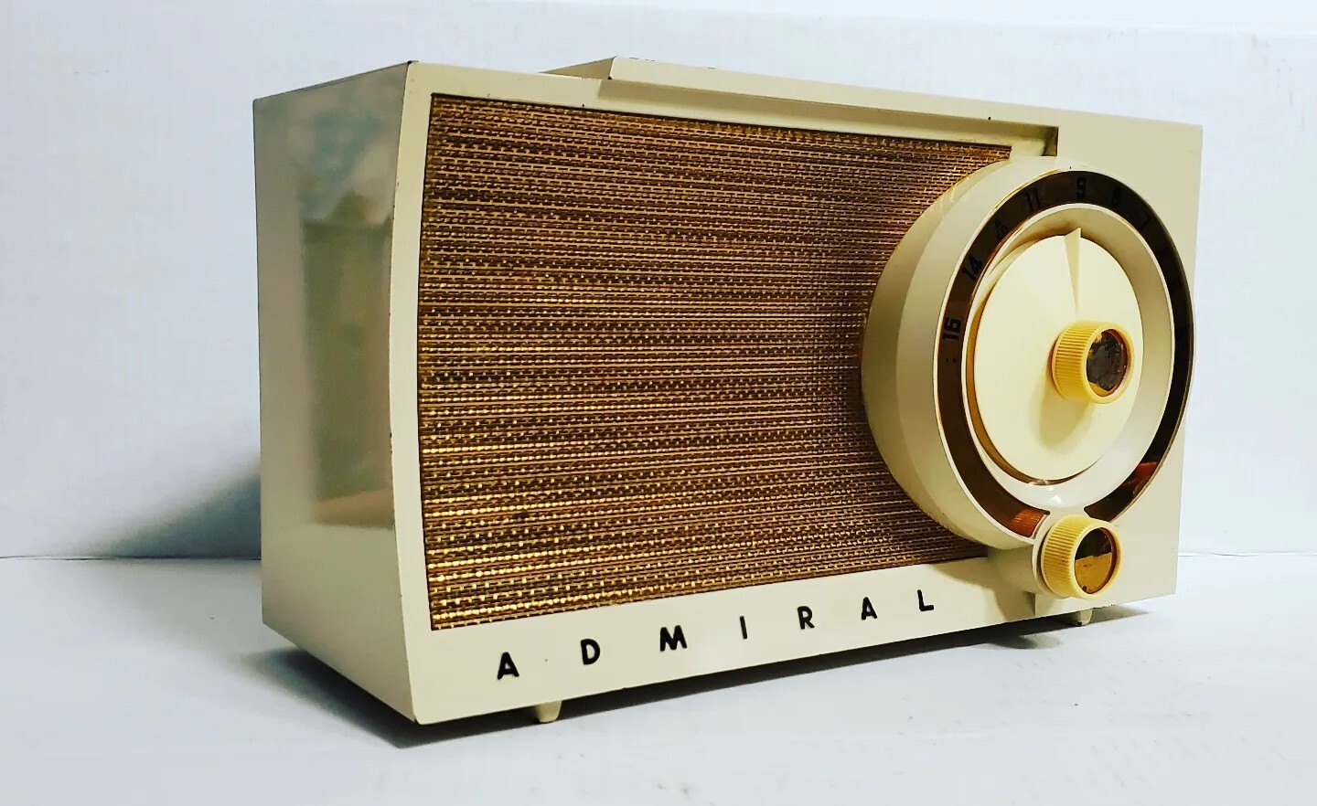  1955 Admiral 5T3 AM Mid Century Tube Radio Ivory Excellent
