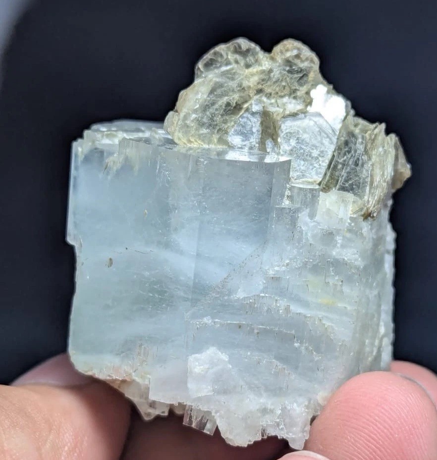 405 Carat Natural Beautiful Aquamarine Crystal With Muscovite Mica Terminated