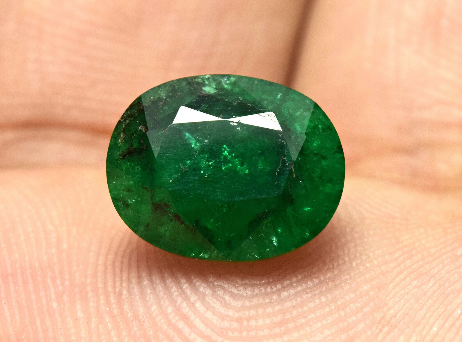 2.90 Carat Exceptional Green Color Oval Faceted Natural Emerald Gemstone