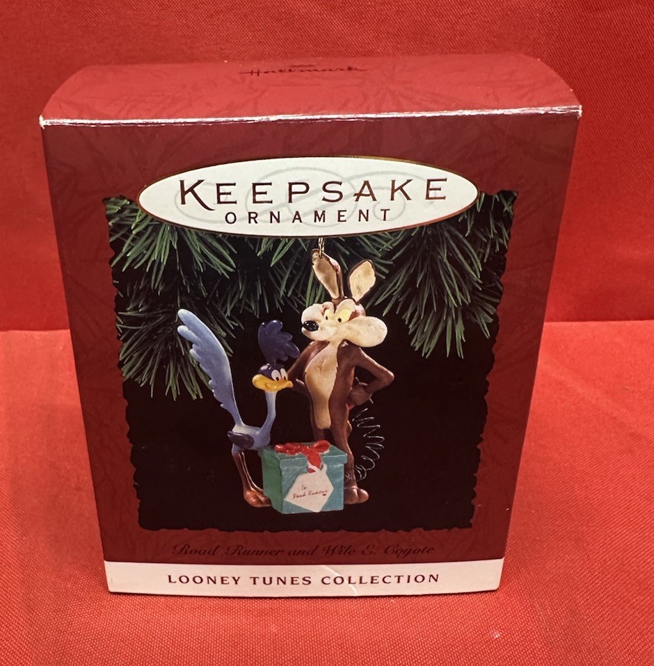 HALLMARK Keepsake 1994 ROAD RUNNER AND WILE E. COYOTE  CHRISTMAS ORNAMENT