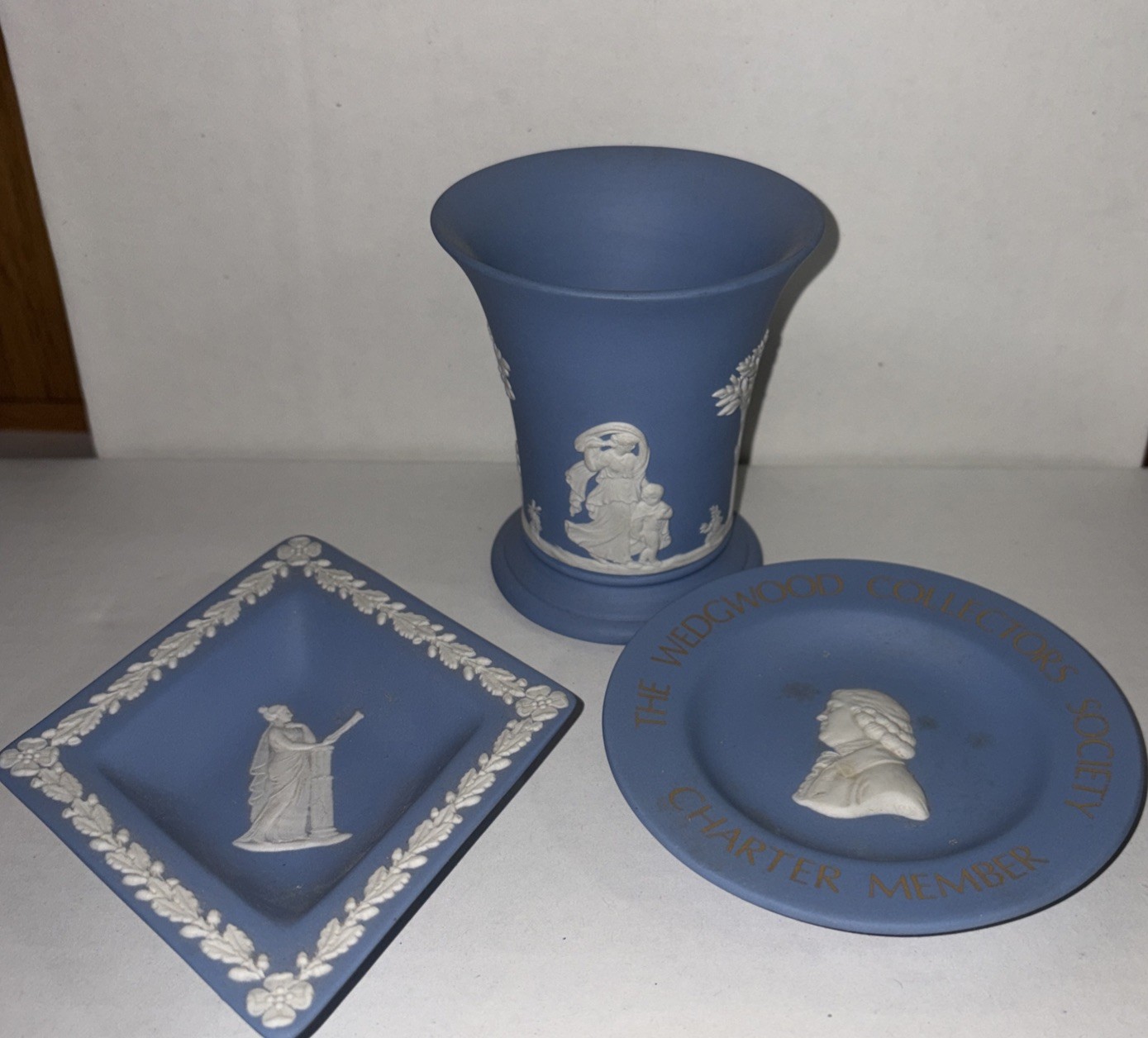 Wedgewood 2 Trinket Trays And A Vase All Signed Good Condition Jasperware Blue