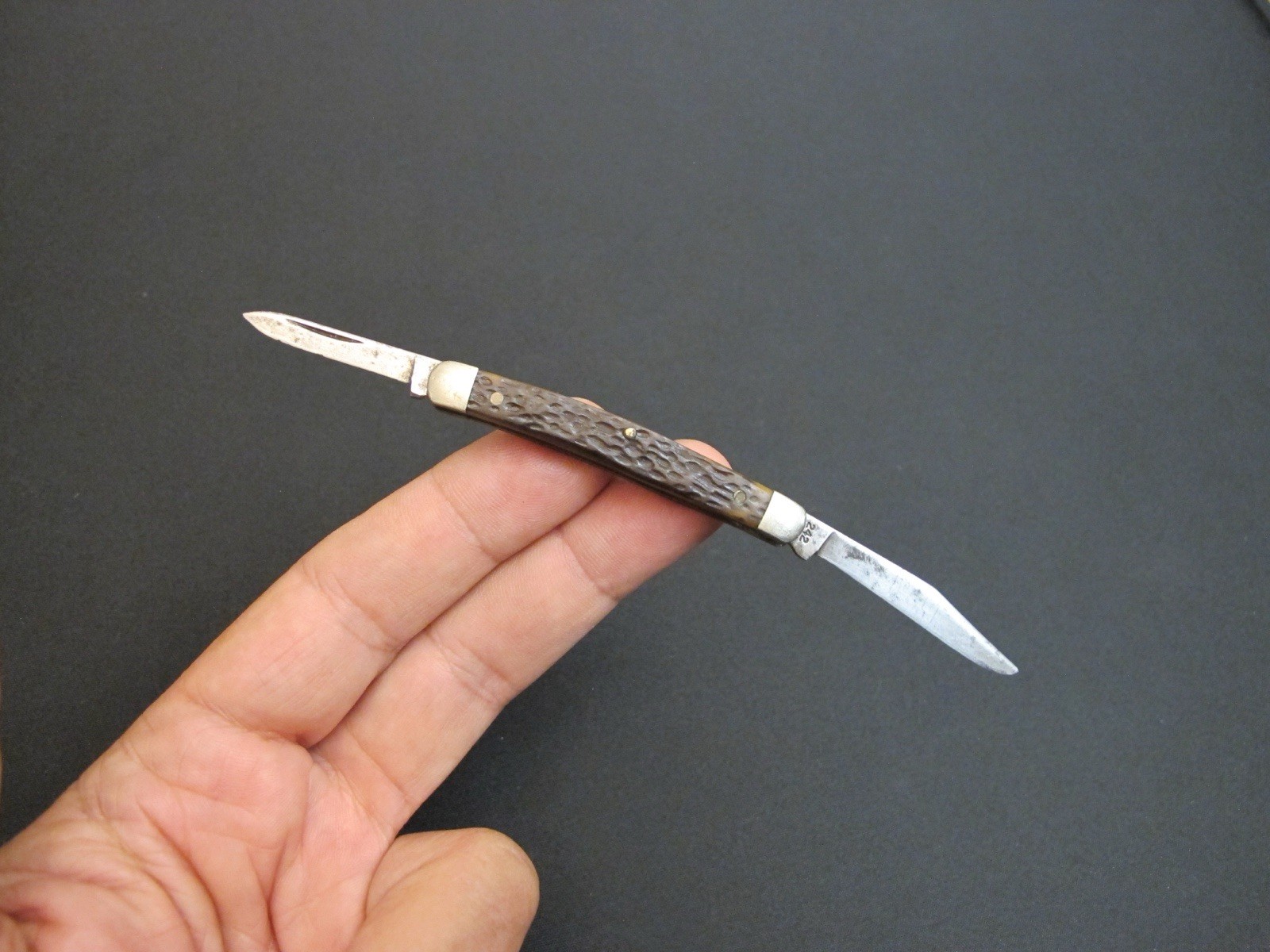 Vtg Small Western Cutlery Co. USA Model 242 Pocket Knife 2-5/8”  Jigged Handles