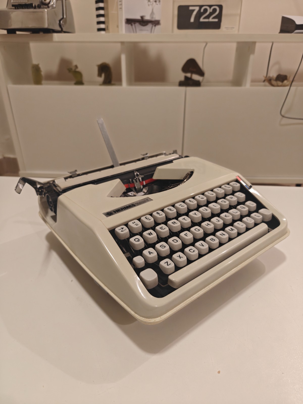HERMES BABY. POP ART. TECHNO  PICA TYPEWRITER. 1977. MID CENTURY. SPANISH LAYOUT