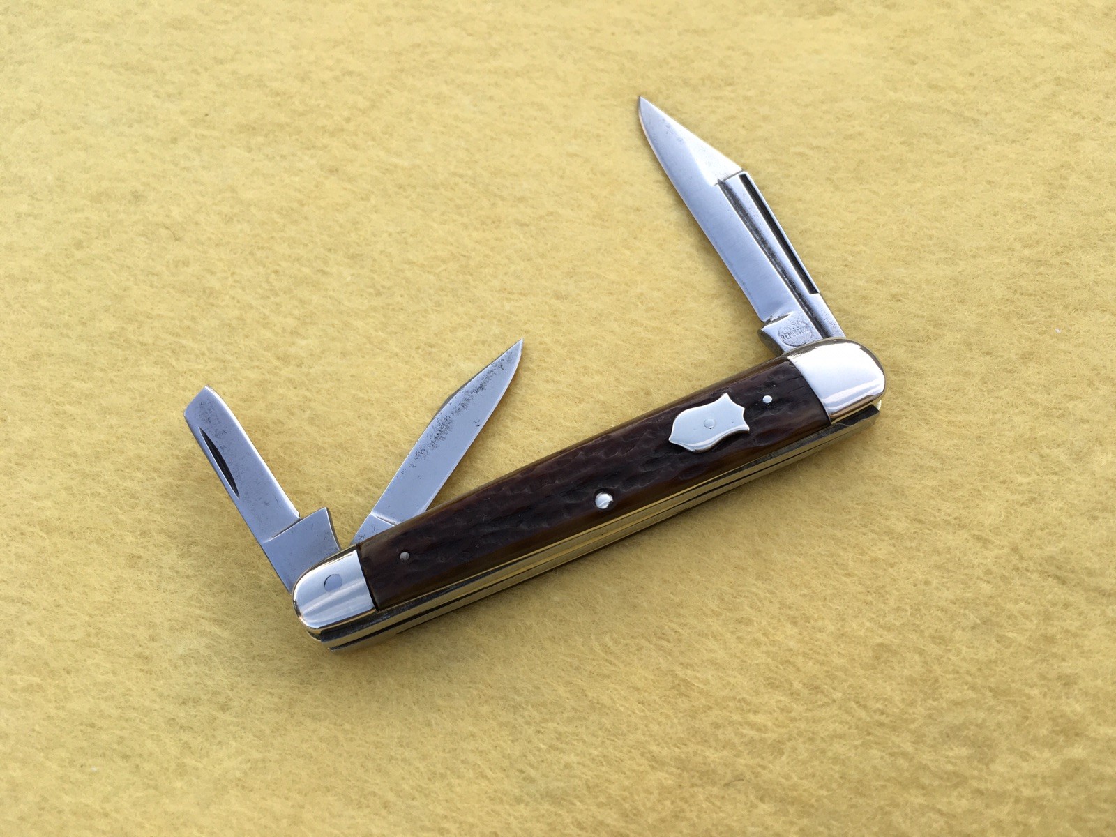 REMINGTON R6393  SPLIT BACK WHITTLER   BLOOD GROOVES ON MAIN BLADE   BONE HANDLE