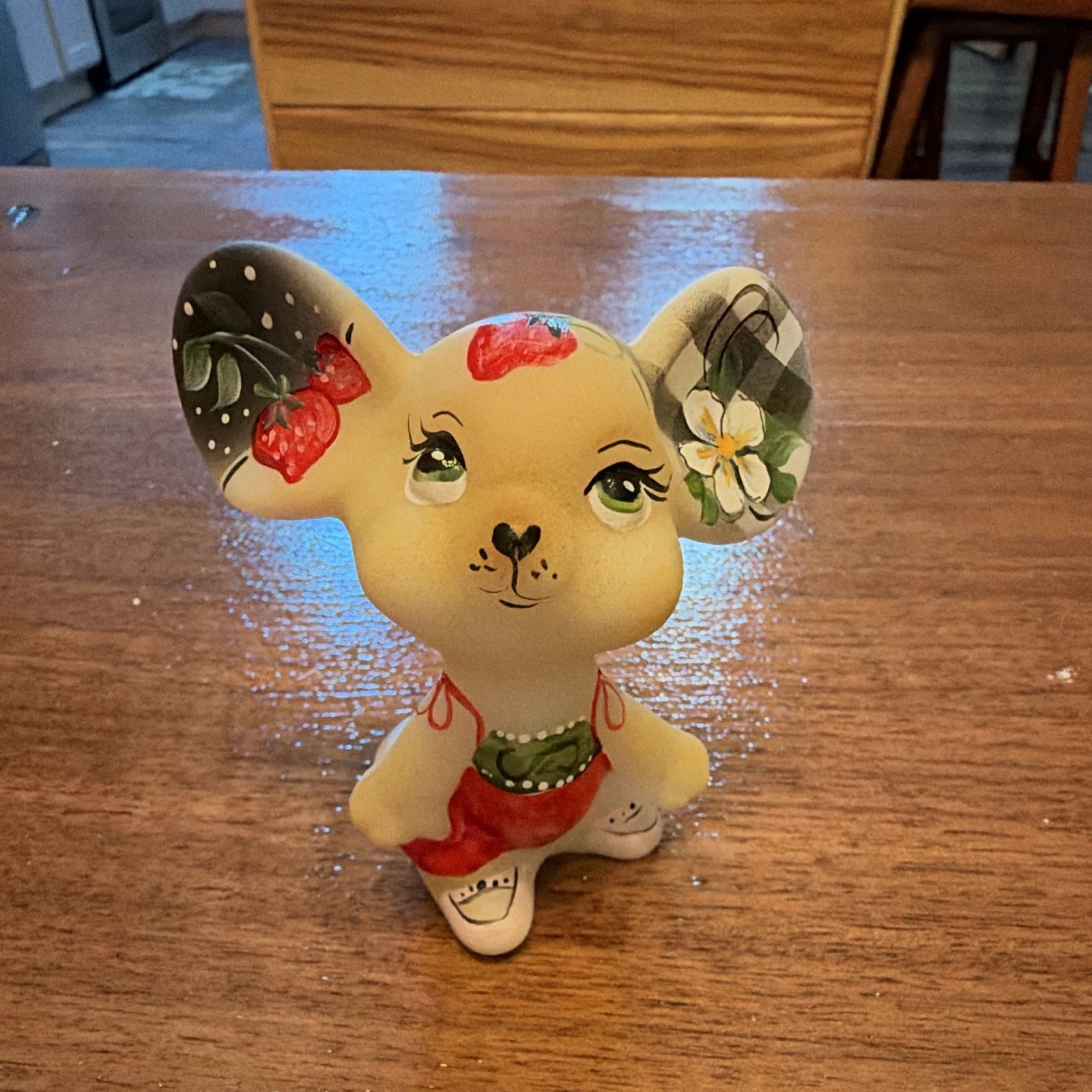 Fenton Art mouse figurine. Handpainted, numbered and signed