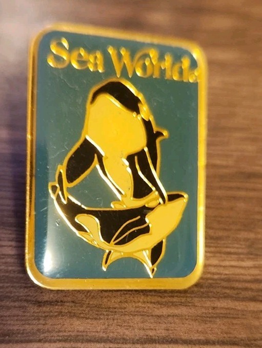 💥 Vtg Sea World Shamu & Baby Rectangle Lapel Pin Blackfish Killer Whale Mom
