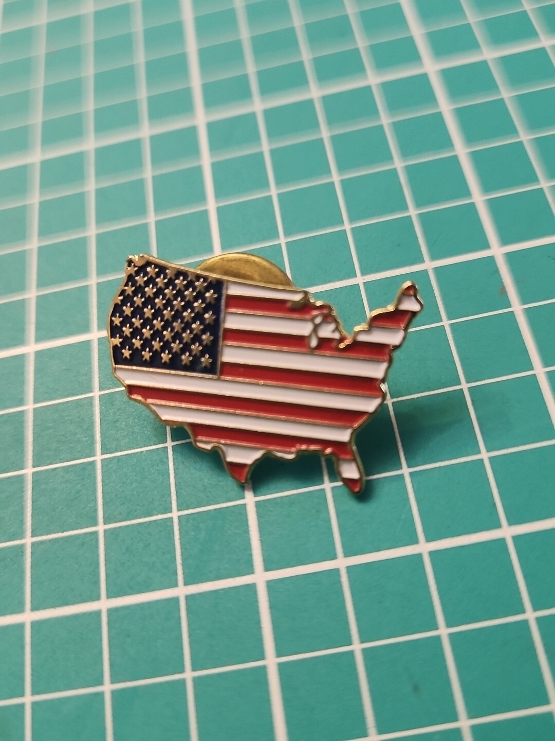 Vtg 🇺🇸 American Flag USA Shaped Gold Tone Lapel Pin