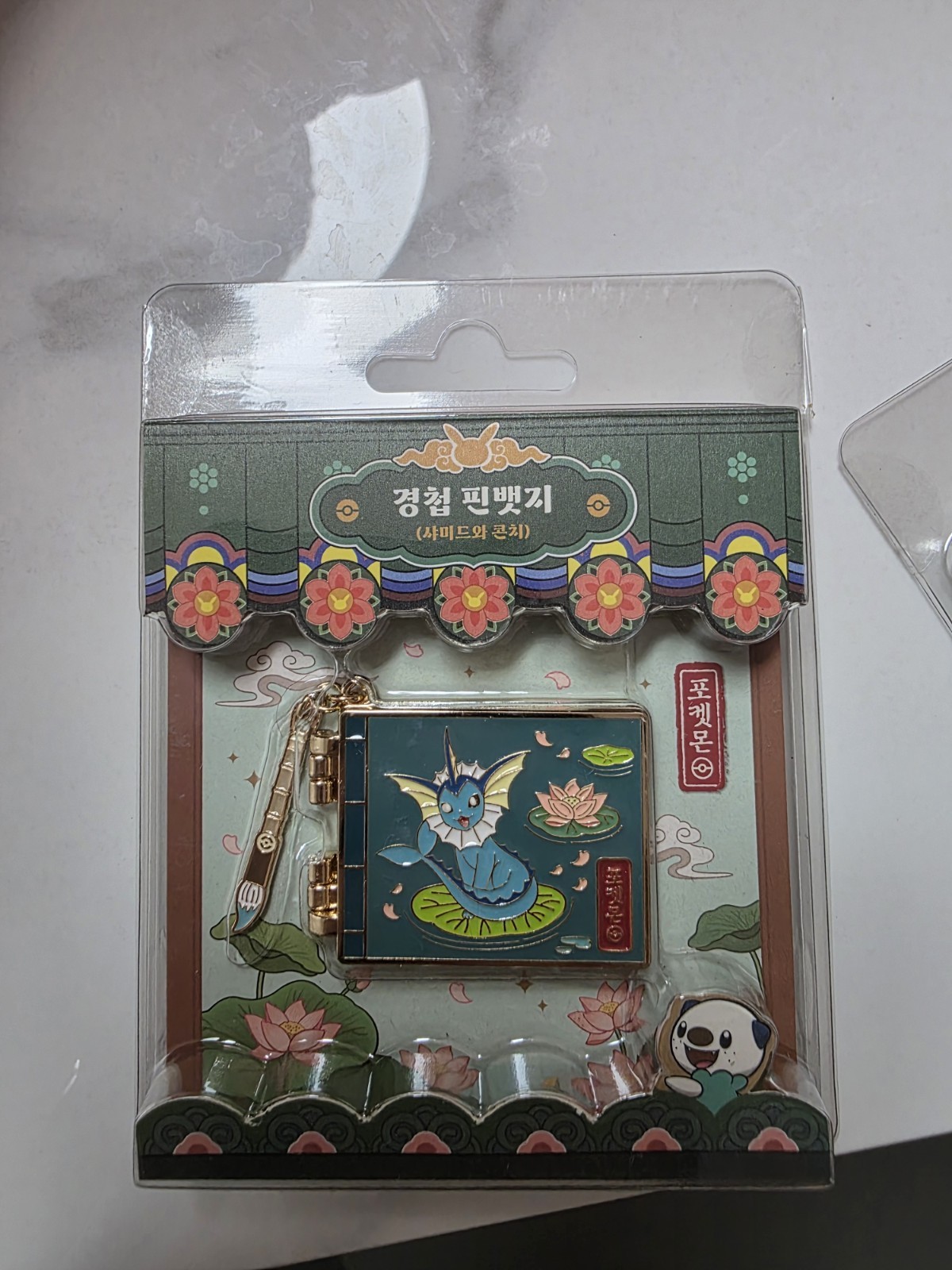 Pokemon Korea Exclusive Vintage Shop Series Metal Pin Badge Vaporeon Oshawott