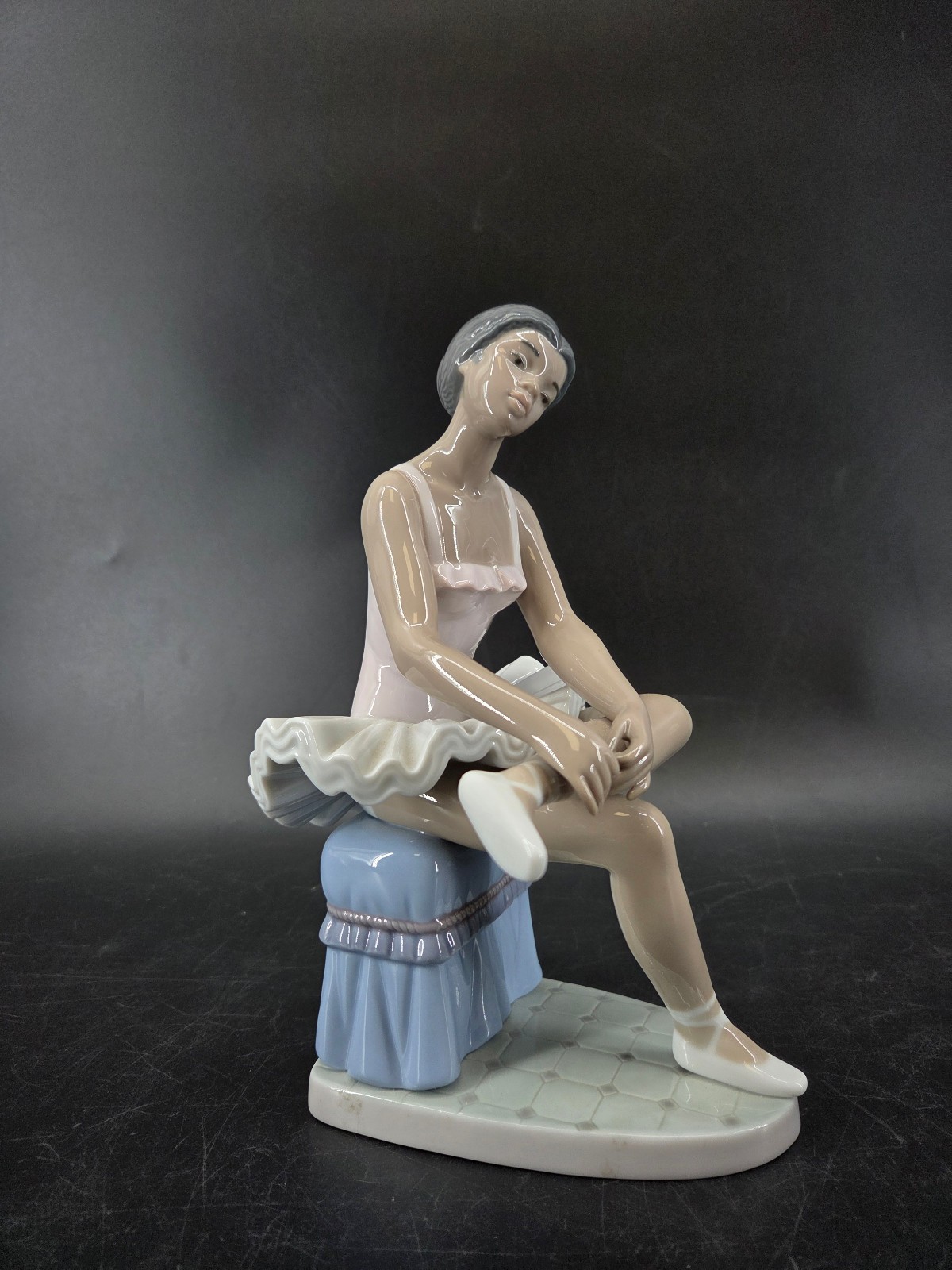 Lladro 6104 Finishing Touches Black Legacy