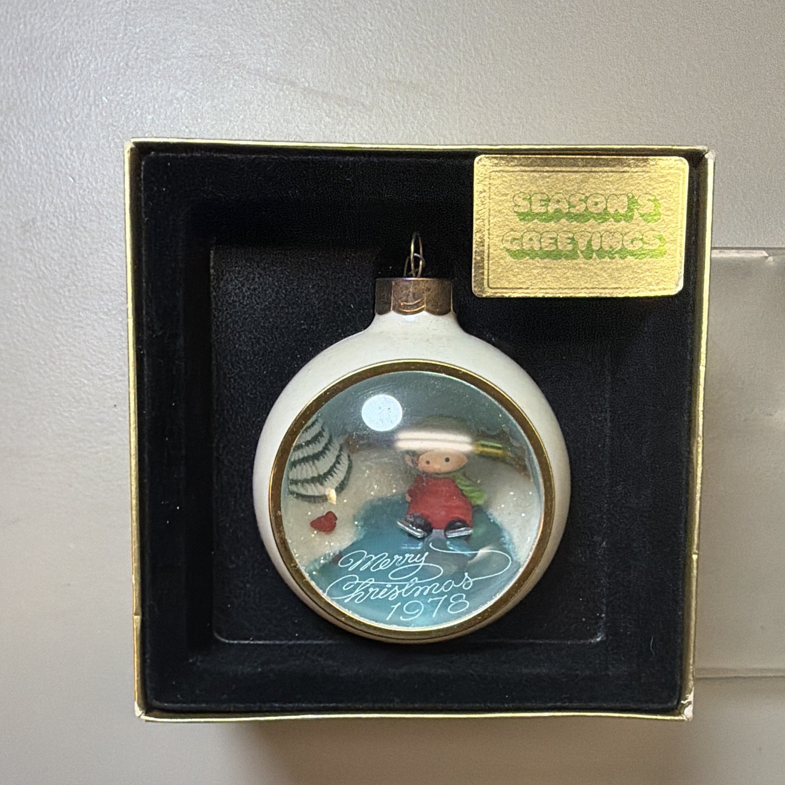 Hallmark Tree-Trimmer Collection 1978 Season\'s Greetings Ball Ornament Vintage