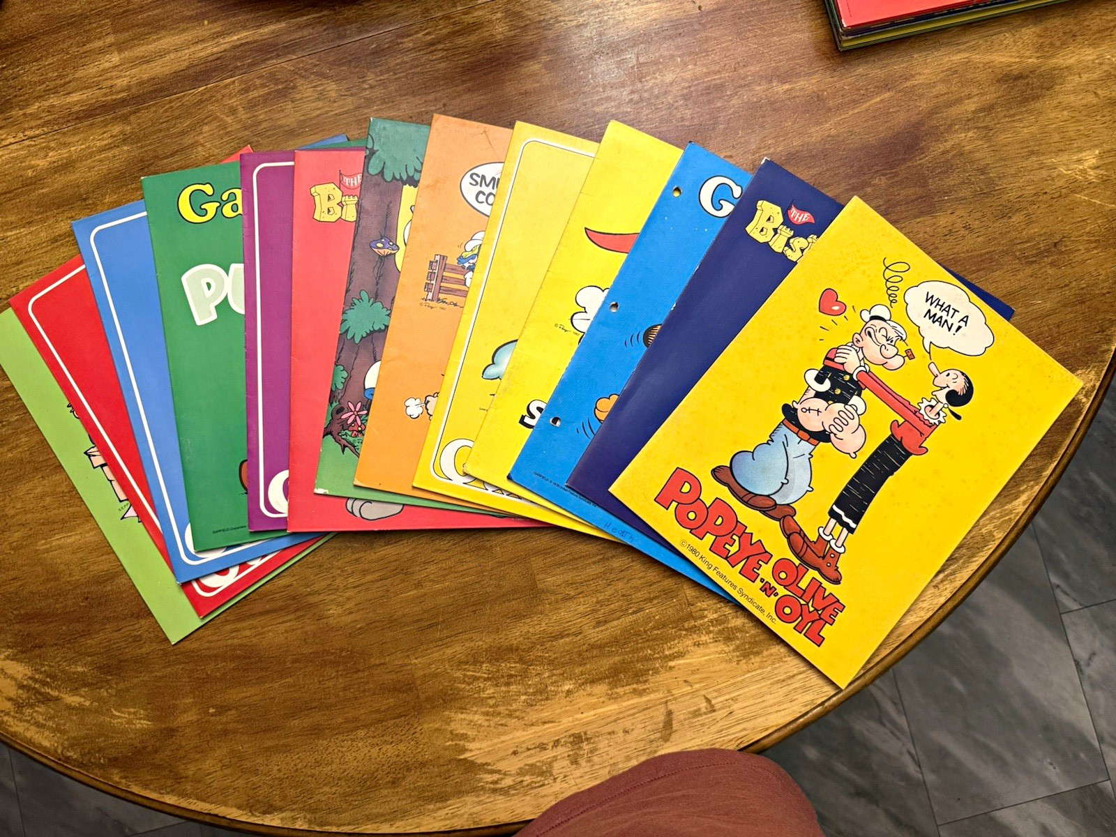 Popeye and olive oyl , Garfield Smurfs The Biskitts Paper Folder  Lot 1983