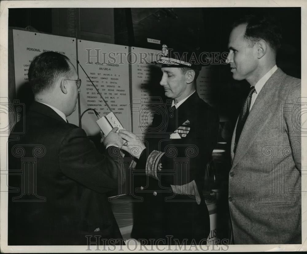 1950 Press Photo men inspect the USAF's new Portable Emergency Rescue Tranceiver