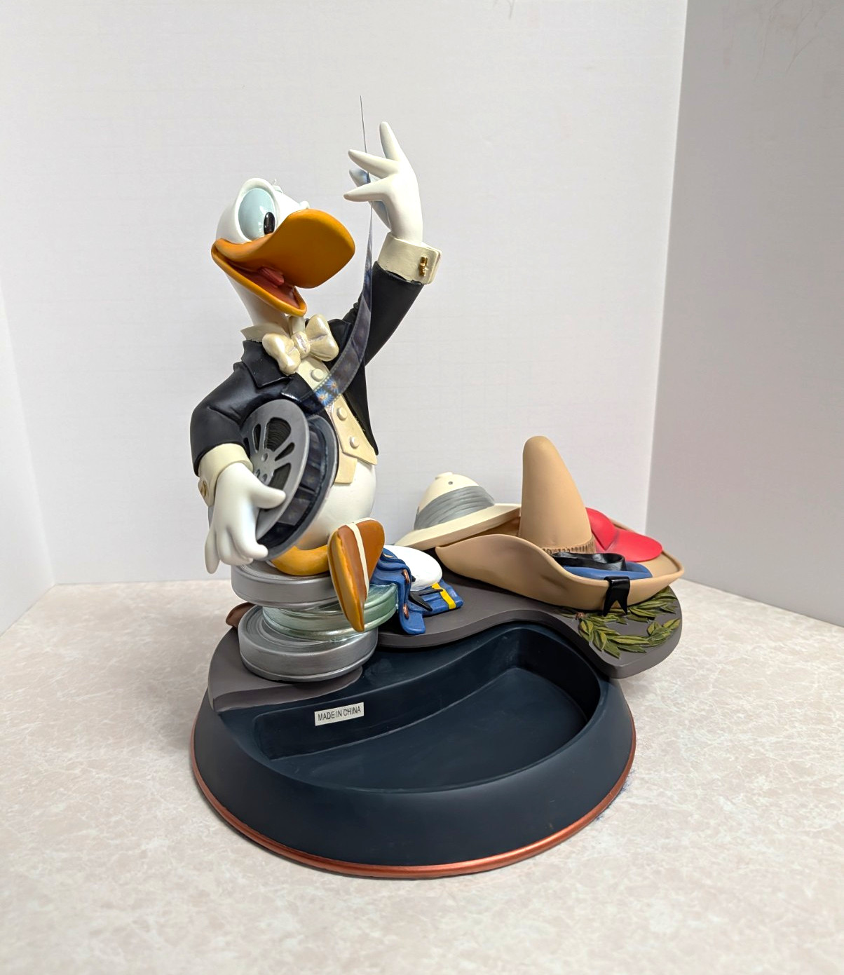 Donald Duck - Disney Markrita - Figurine Holding Film Reel & Strip