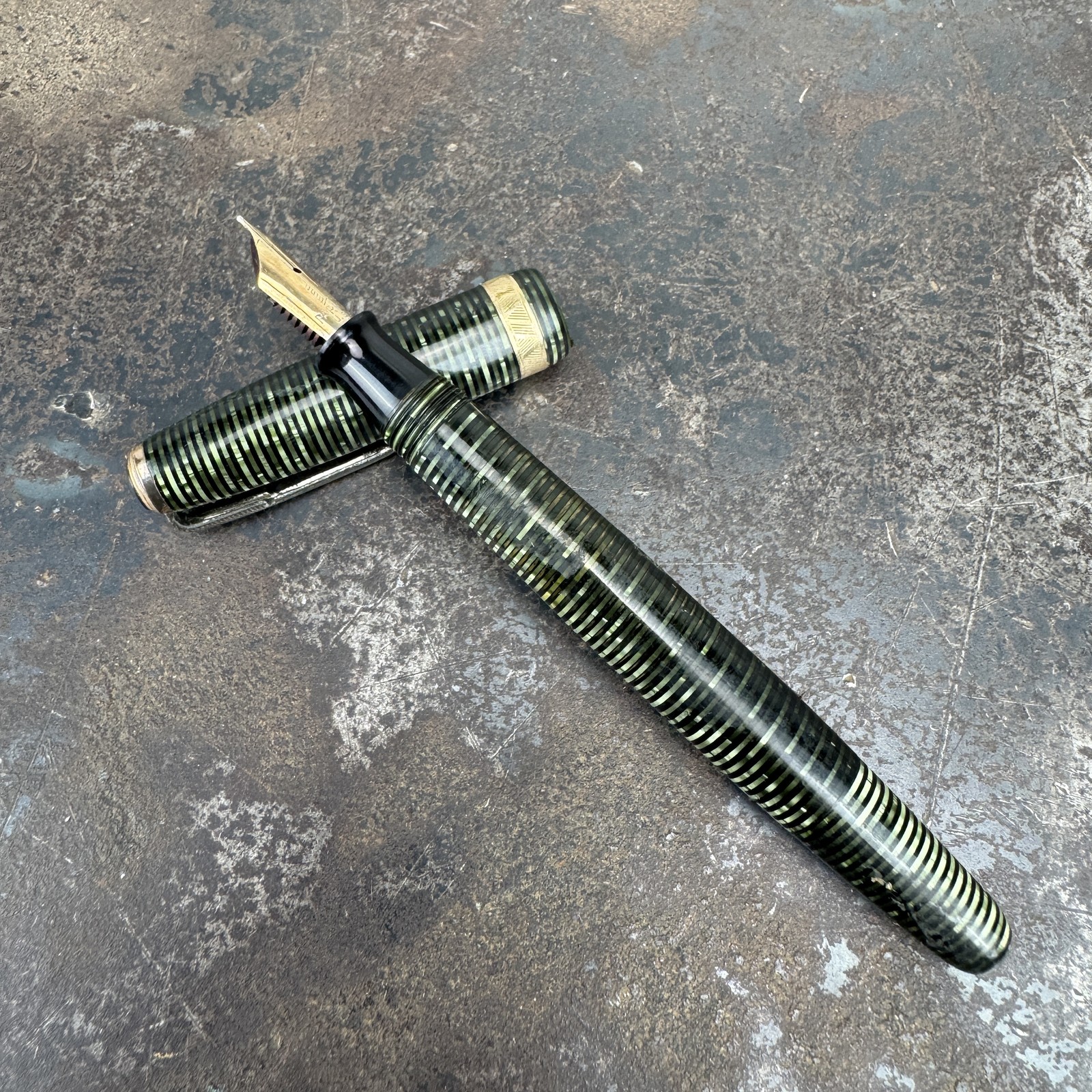 Vtg PARKER Vacumatic Fountain Pen Laminated Emerald Pearl / Green