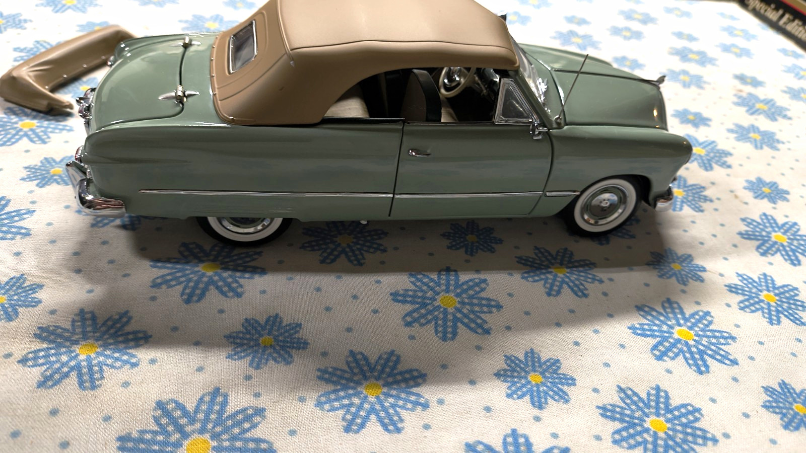 1949 Ford Custom Convertible Diecast Model Car 1:18 Scale - Ford Vehicle Make