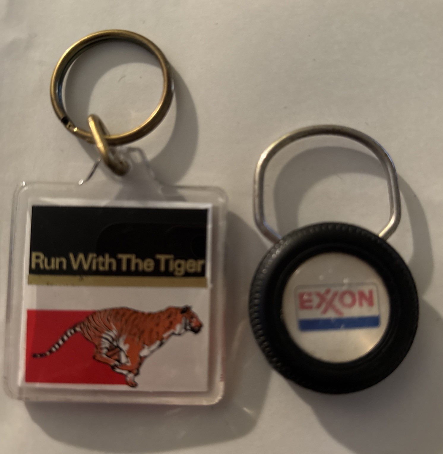 2 Vintage Exxon Mobil Run With The Tiger Plastic Keychain Gas Oil Petroleum
