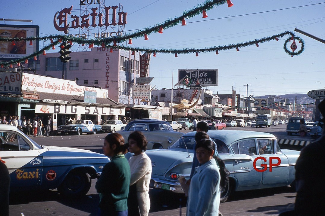 #XX165- Old 35mm Slide Photo- Mexico- Street Scene- Cars- 1970