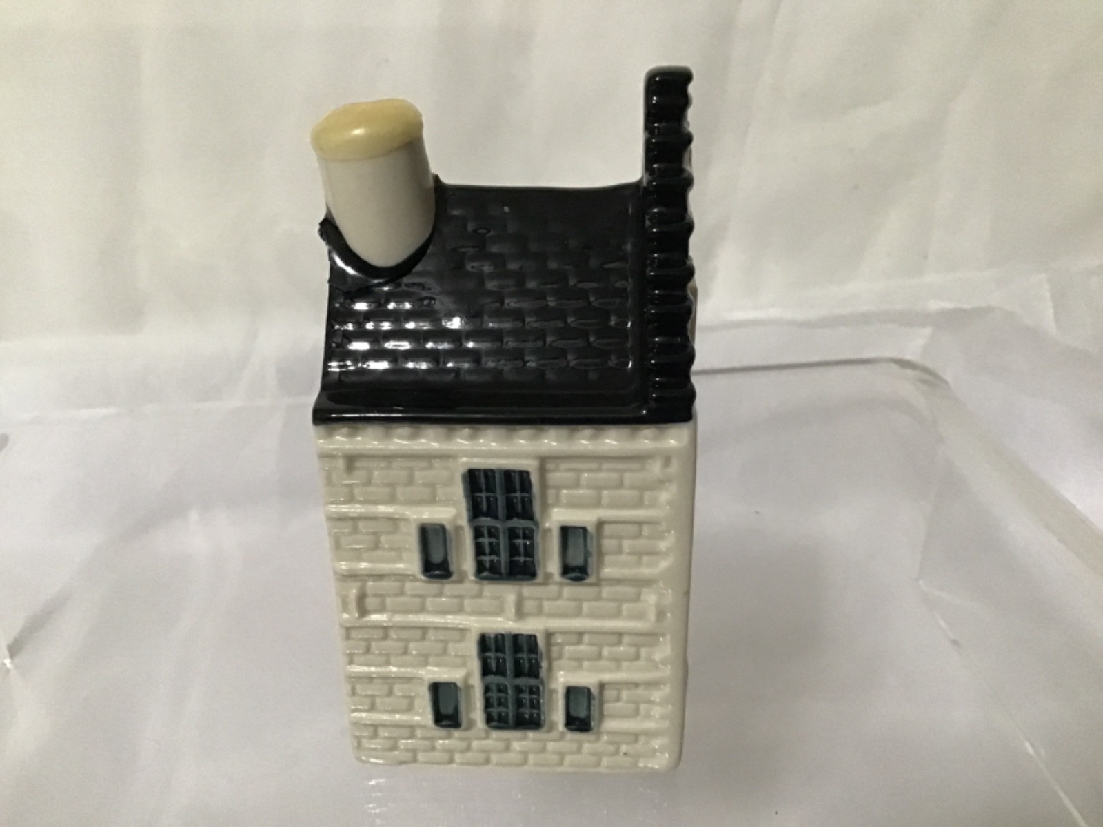 KLM blue delft house #82 by BOLS , EMPTY, damaged