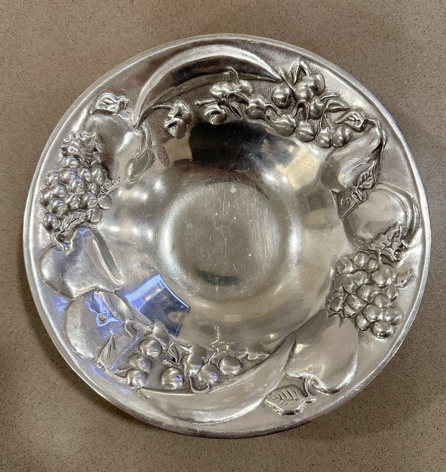 Vintage Wilton RWP Pewter Fruit Bowl 9” Grapes Apples Columbia PA USA