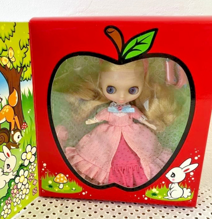 Rare Vintage 2010 Petite Blythe Doll – Red Apple Hasbro Japan