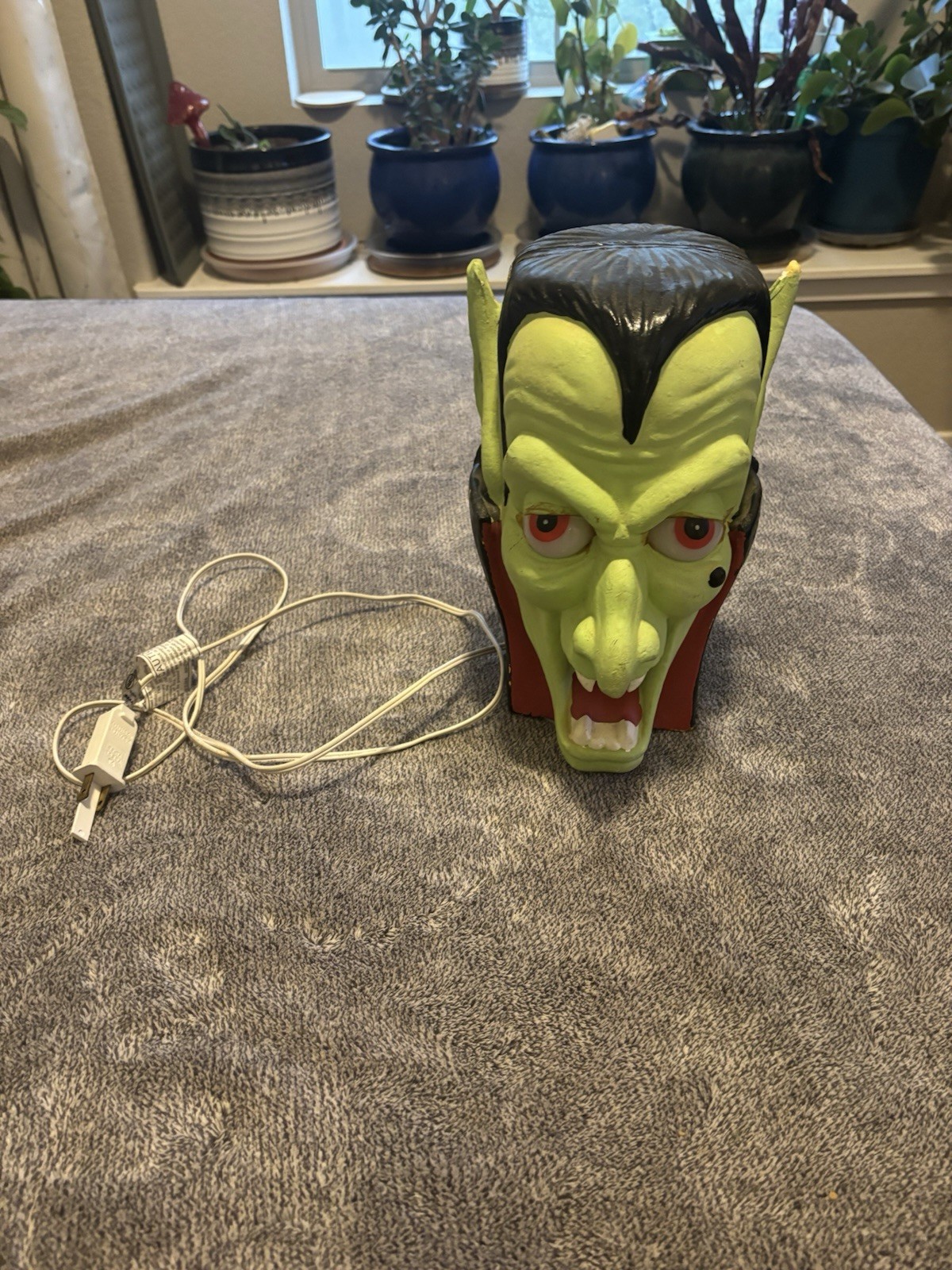 VTG Trendmasters Glow-in-the-Dark Lighted Vampire Head Halloween Decor 