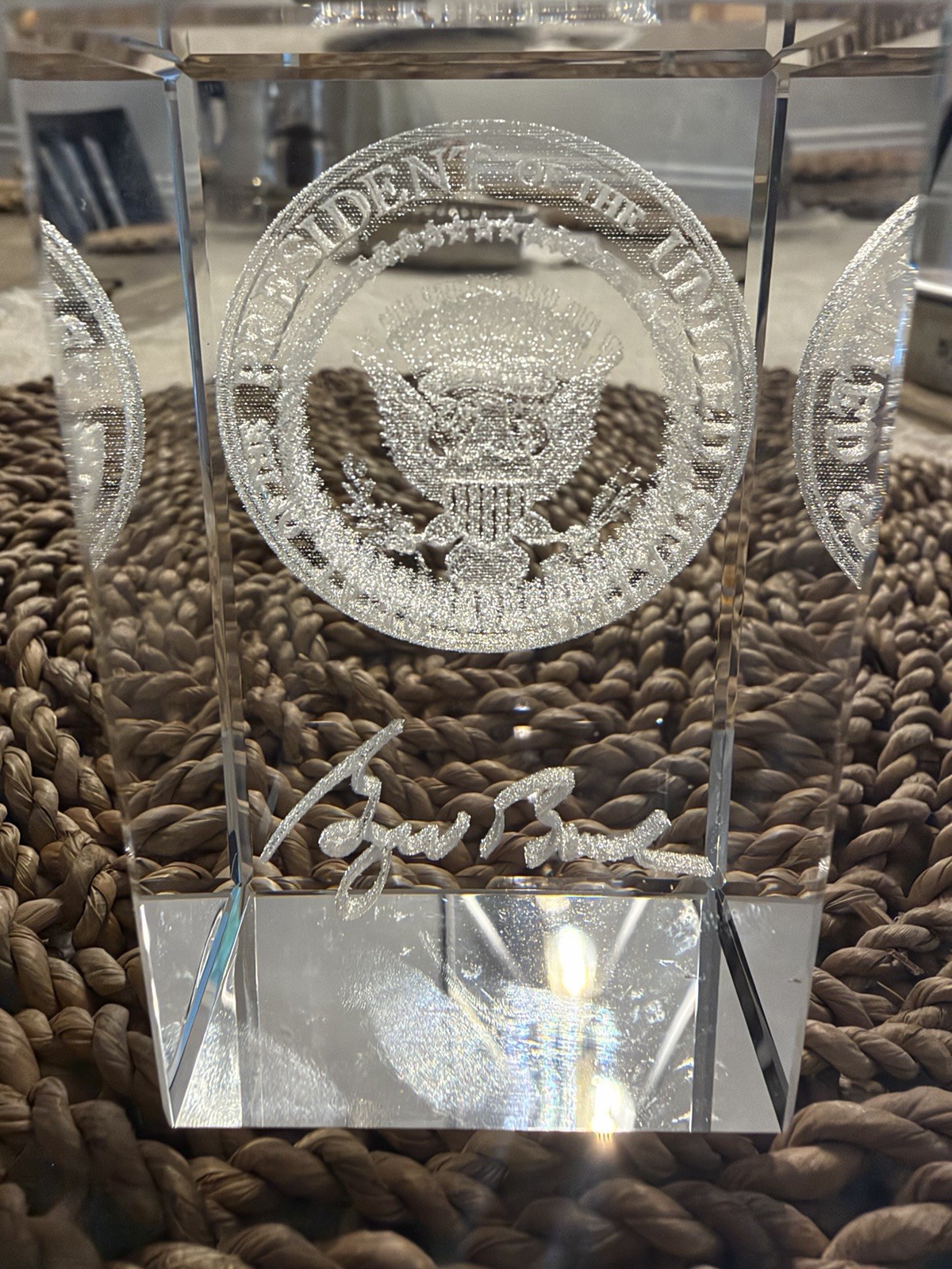 George w Bush VIP Desk Paperweight Gift Seal President  Crystal Etched 3d Heavy