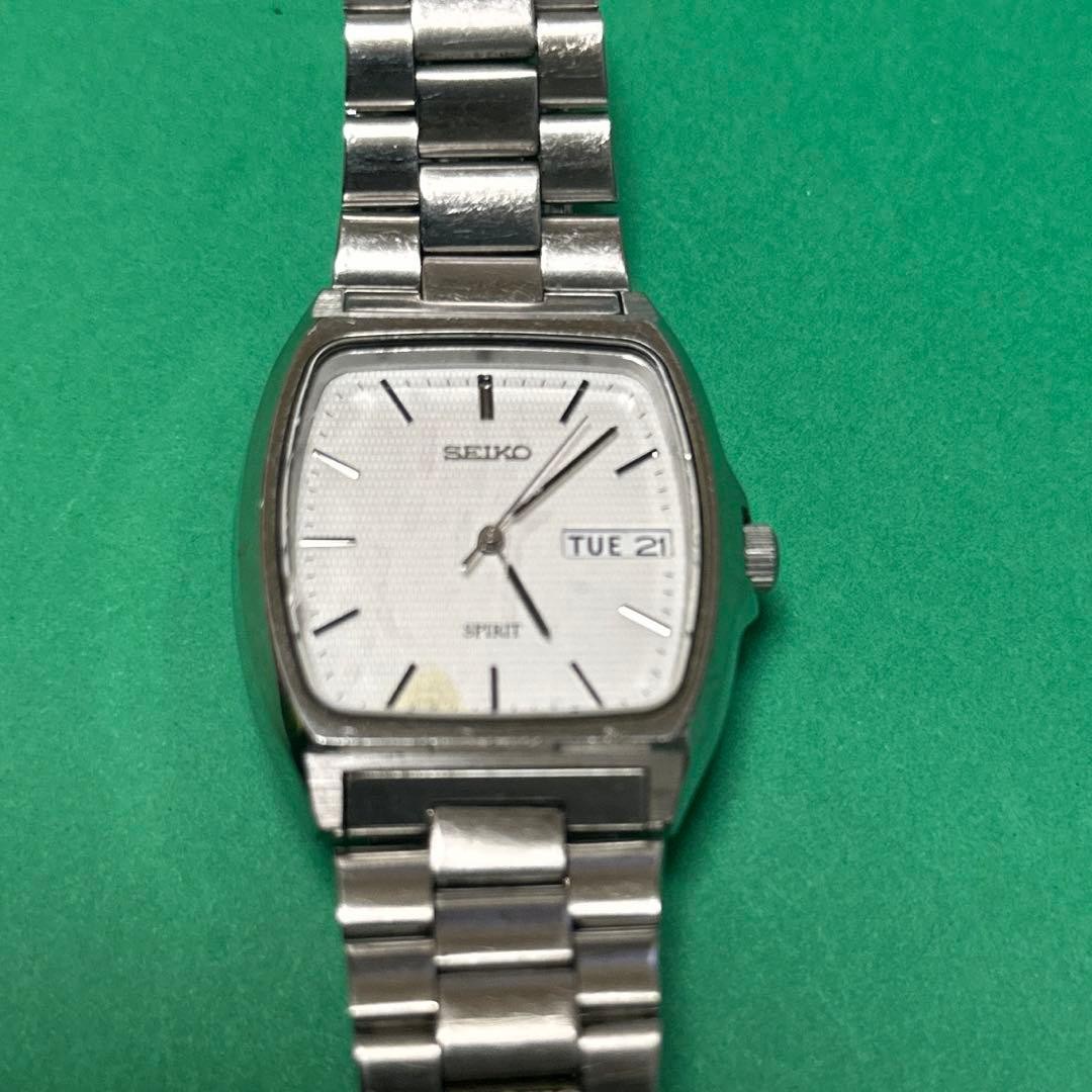 SEIKO SPIRIT Quartz Watch Silver Case White Dial Battery Dead Discoloration