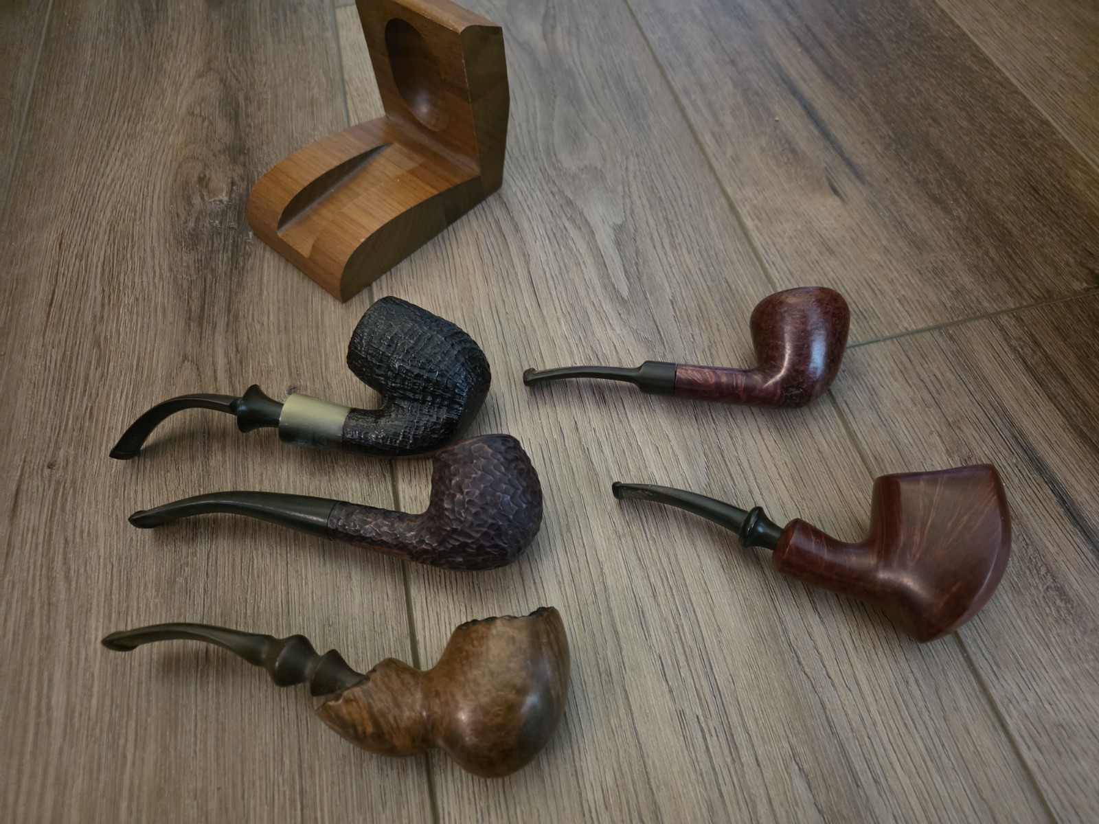 Collection Of 5 Vintage Wooden Pipes And 1 Pipe Stand