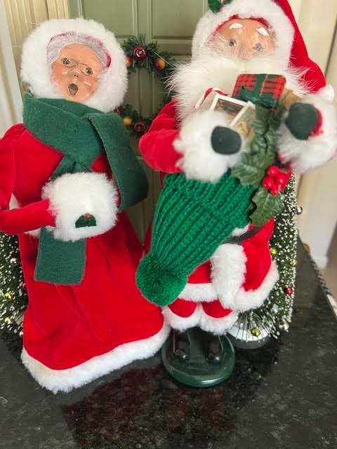 Byers Choice 2004 Santa and Mrs. Claus ready for Christmas- Beautiful Pair
