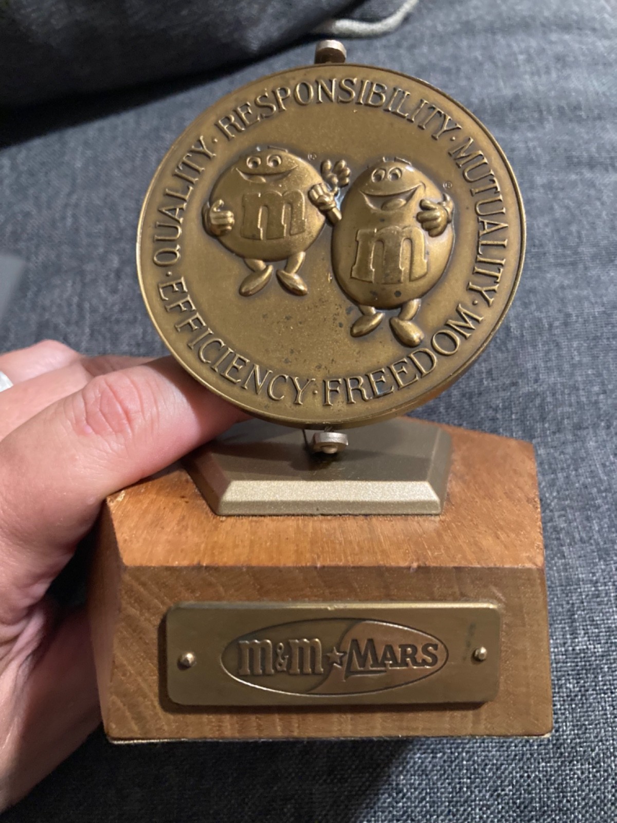 1983 M&M Mars Employee Service Award Bronze Medallion Trophy Wooden Base Vintage