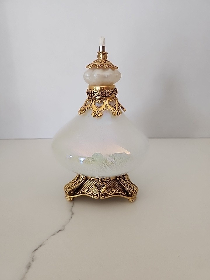 VINTAGE BOMBAY COMPANY IRIDESCENT PEARLIZRED GLASS BRASS OIL LAMP