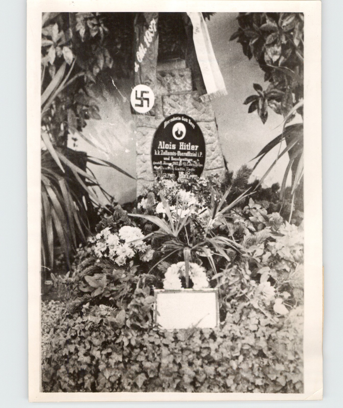 Parents of German Chancellor Alois H Grave Leonding Austria 1938 Press Photo