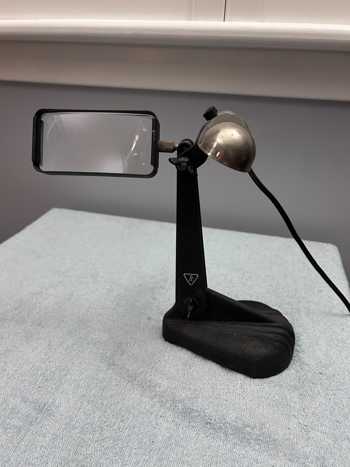VINTAGE 1940's Bausch & Lomb Lighted Stand with Magnifying Glass  110-120V