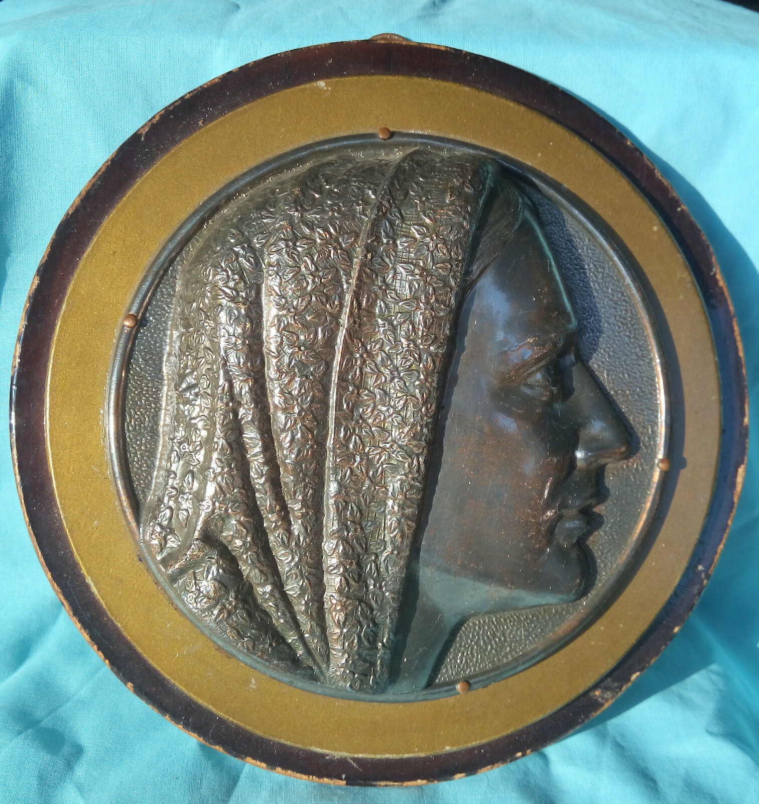 1920s ART DECO WALL PLAQUE SHWING A WOMAN WITH A SHAWL 