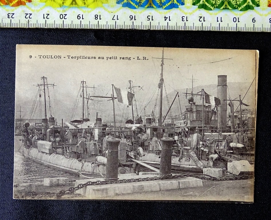 (USA1.10 ) , Postcard of torpedo boats in the port of Toulon, France.