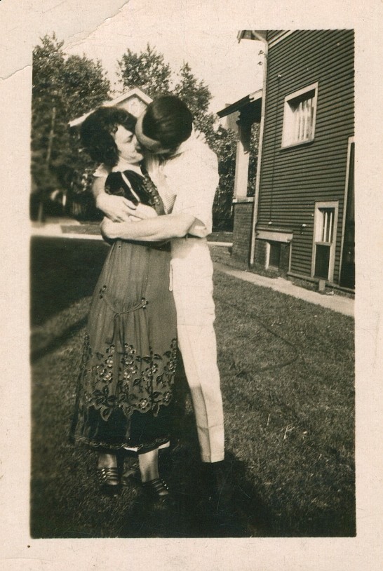 Old Vintage Photo MAN WOMAN COUPLE KISSING AFFECTIONATE DUO SHADOW SNAPSHOT
