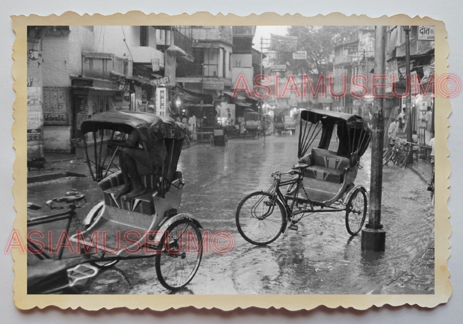 40s INDIA CALCUTTA STREET SCENE TRICYCLE RAINING TEMPLE SHOP VINTAGE PHOTO 1115