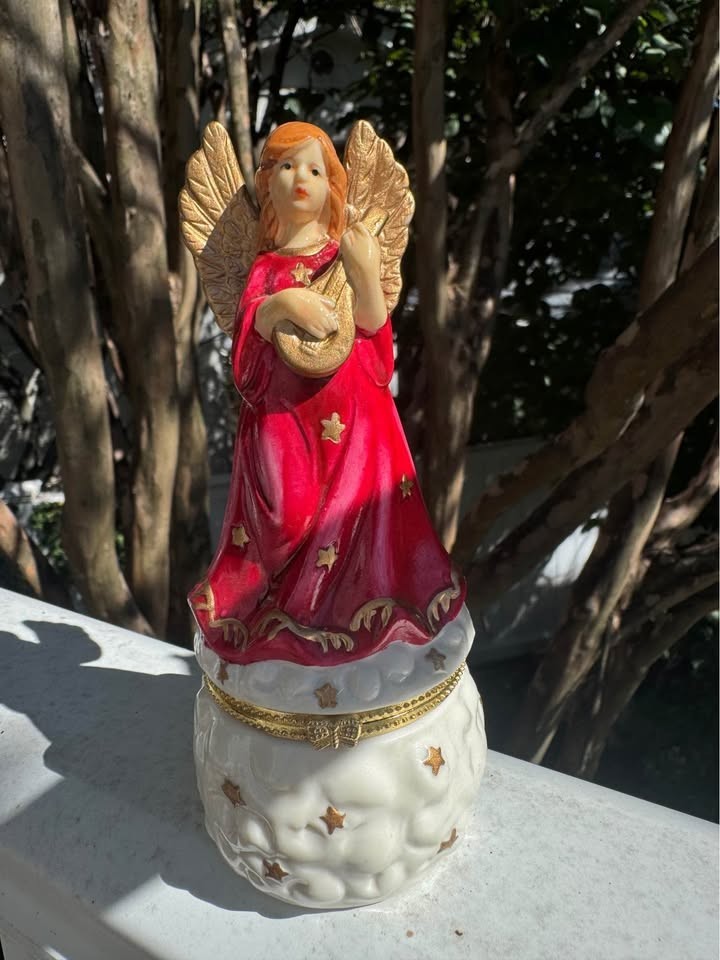 Beautiful vintage Christmas angel w harp trinket box excellent condition 6” red