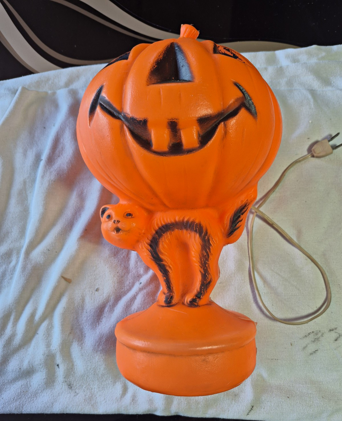 Vintage Style Halloween Jack-O-Lantern Pumpkin Cat Plastic Lamp, Plug-In