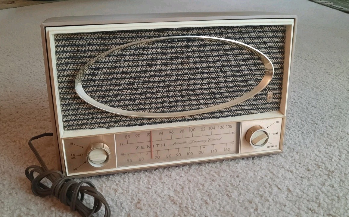 Vintage Zenith C725L AM/FM Tabletop Radio 