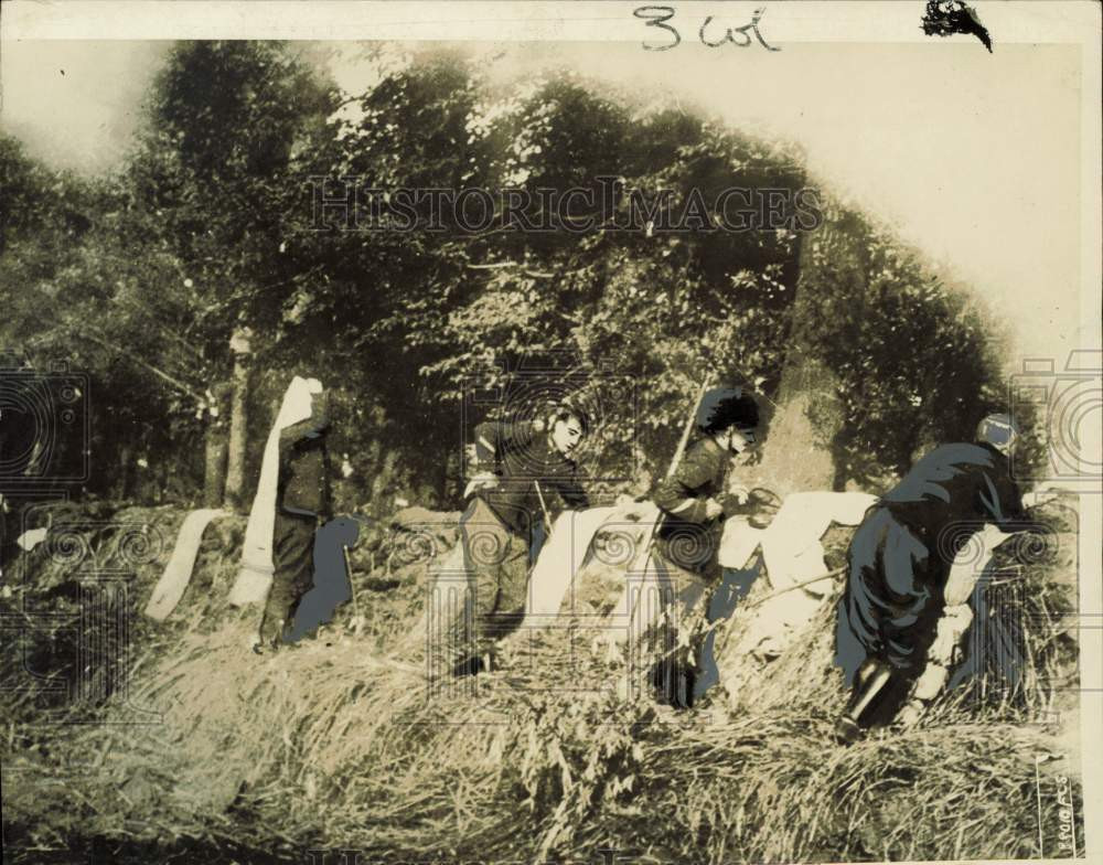 1914 Press Photo Belgians waiting for attack by Germans at Liege. - kfz11338