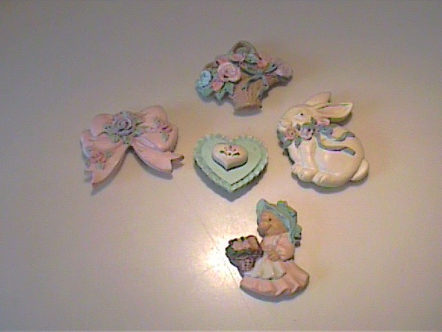VINTAGE FIVE CERAMIC VICTORIAN STYLE REFRIGERATOR MAGNETS