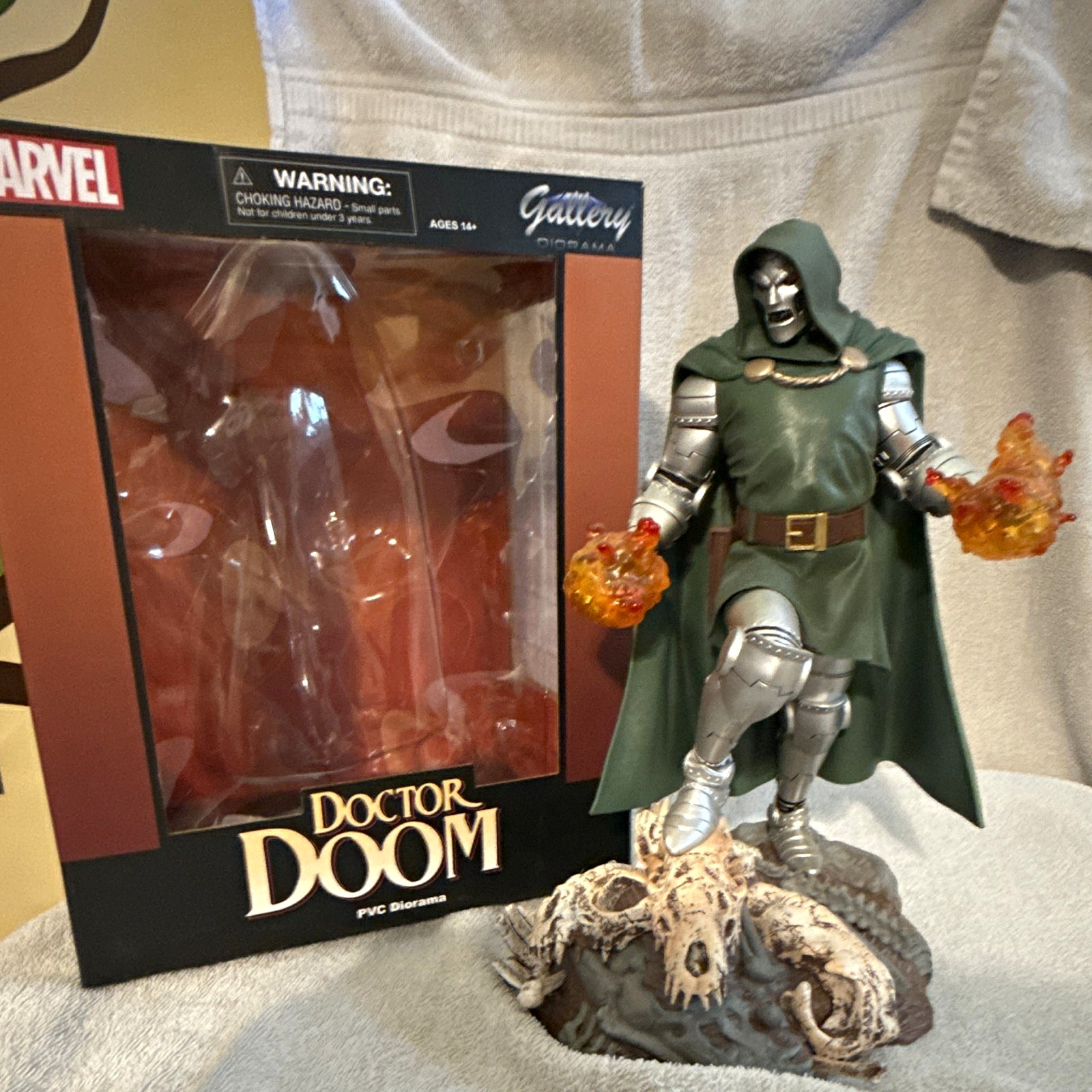 Diamond Select Doctor Doom Marvel Gallery Diorama PVC Figurine 1:7 Green Silver
